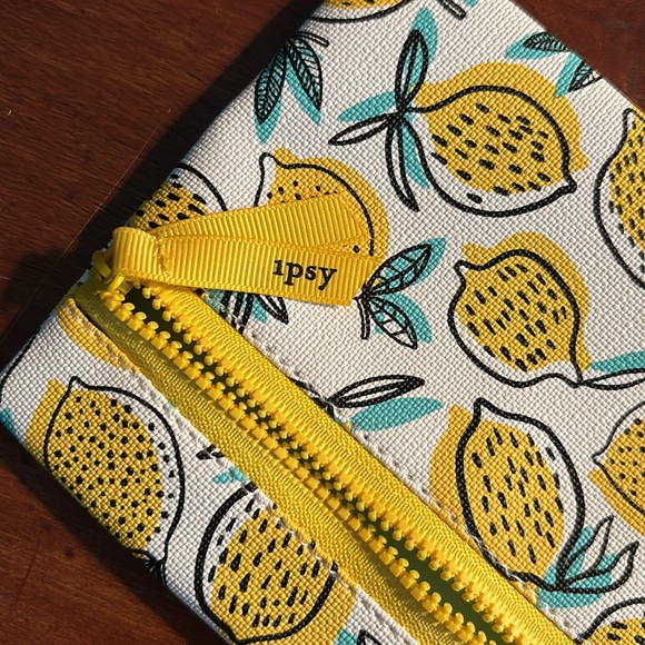 Ipsy Lemon Print pouch NWOT - Picture 4 of 4